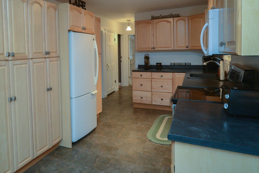 61 Ridge Road Marlborough, MA 01752 - Photo 6 of 29 Gallery Image 6
