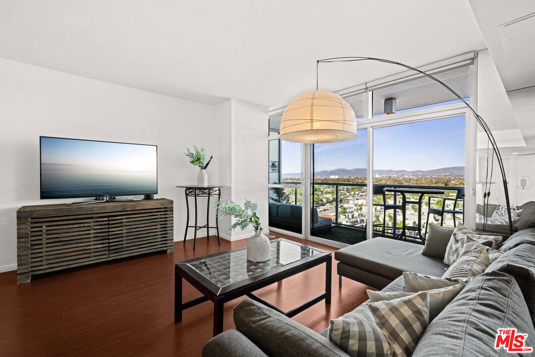 13700 Marina Pointe Drive, Unit 1007 Marina del Rey, CA 90292 - Photo 2 of 53 a living room with furniture