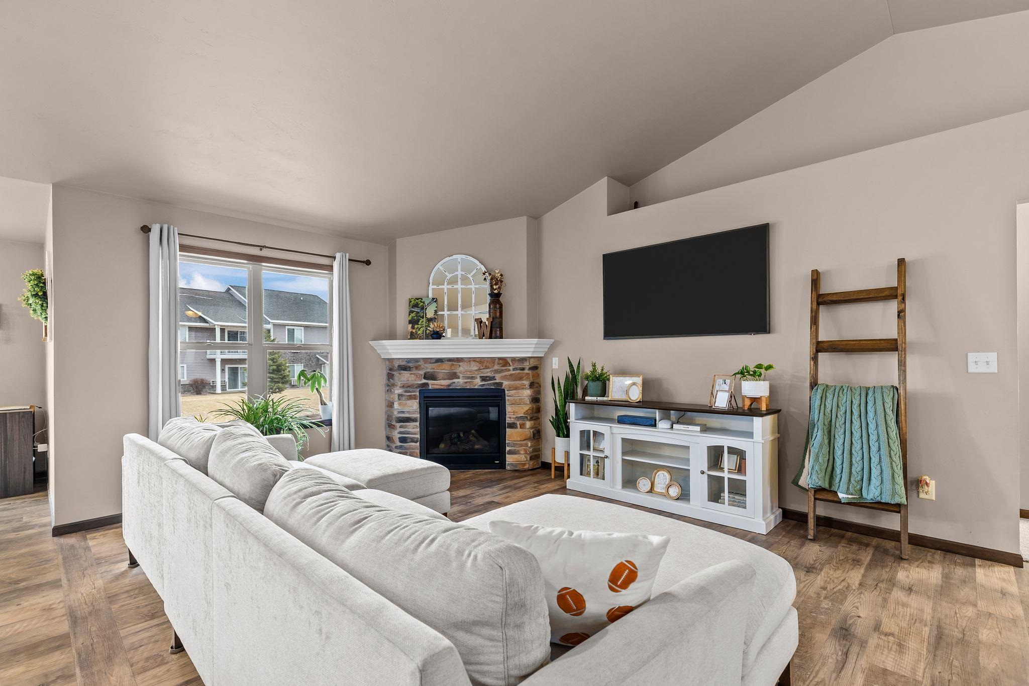 3434 Tulip Trail Appleton, WI 54913 - Photo 3 of 54