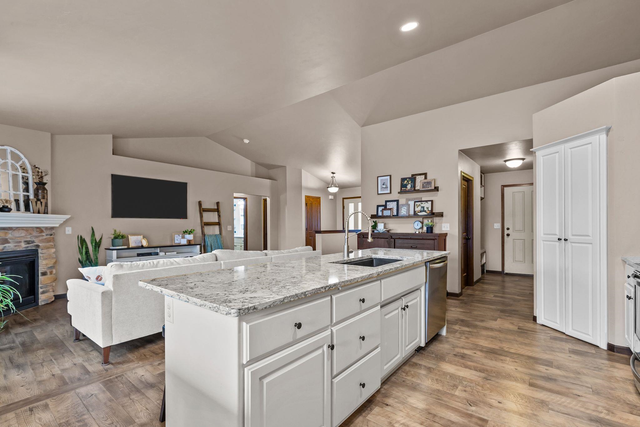 3434 Tulip Trail Appleton, WI 54913 - Photo 5 of 54