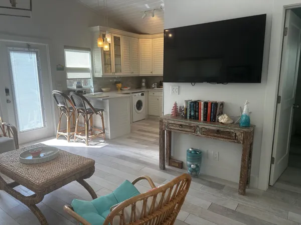 $4,950 | 323 Northeast 7th Avenue, Unit B, Delray Beach, FL 33483