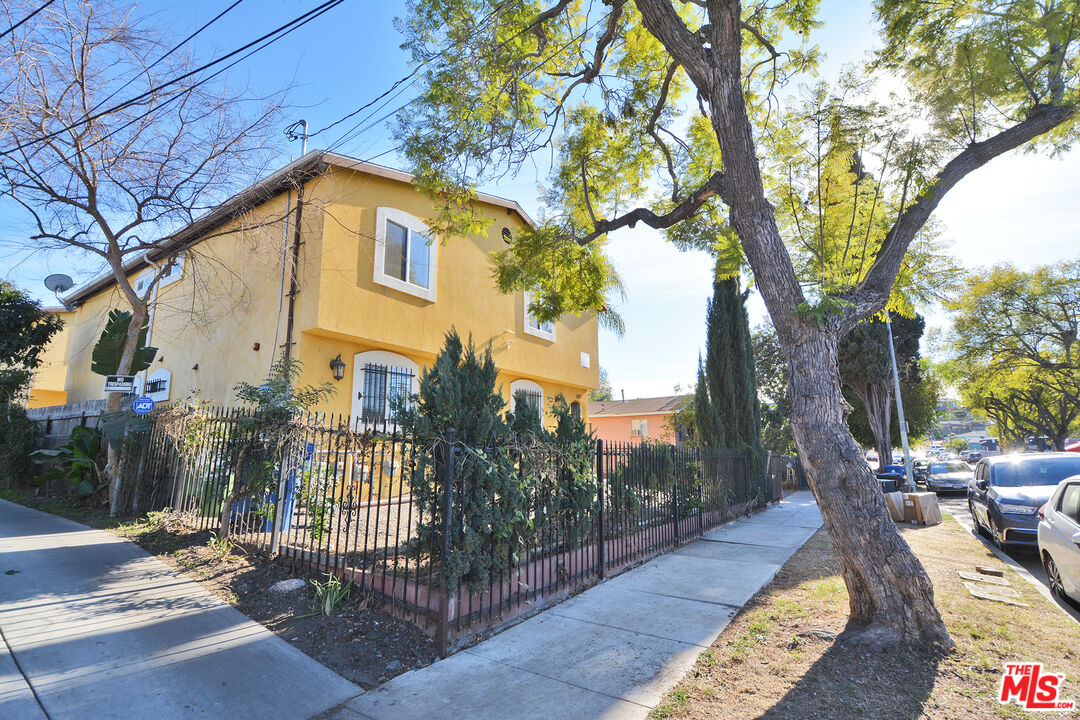 1432 1/2 Ricardo Street Los Angeles, CA 90033 - Photo 20 of 21 a backyard of a house with table and chairs