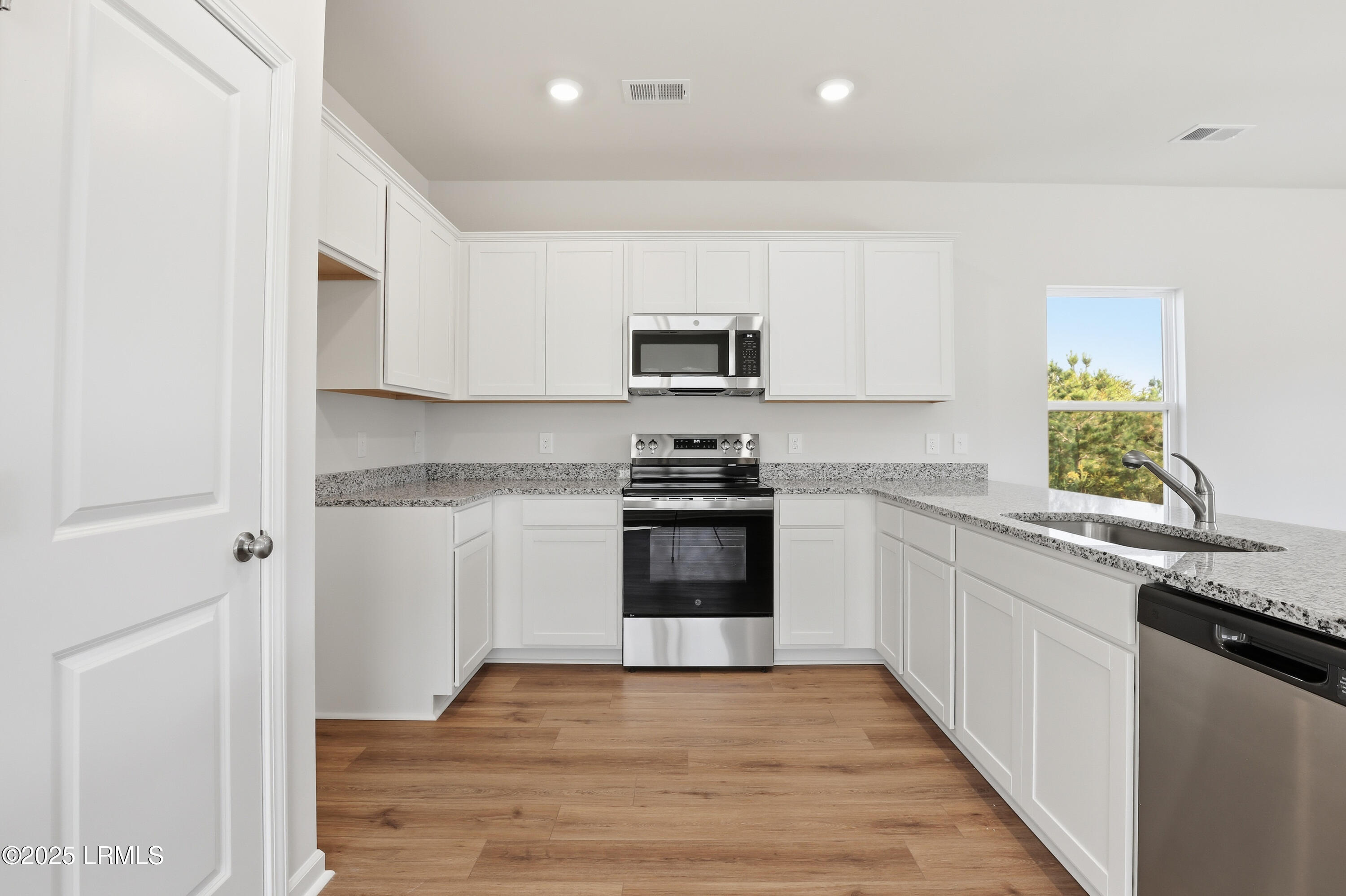 598 Aviation Drive Ridgeland, SC 29936 - Photo 6 of 28 Kitchen