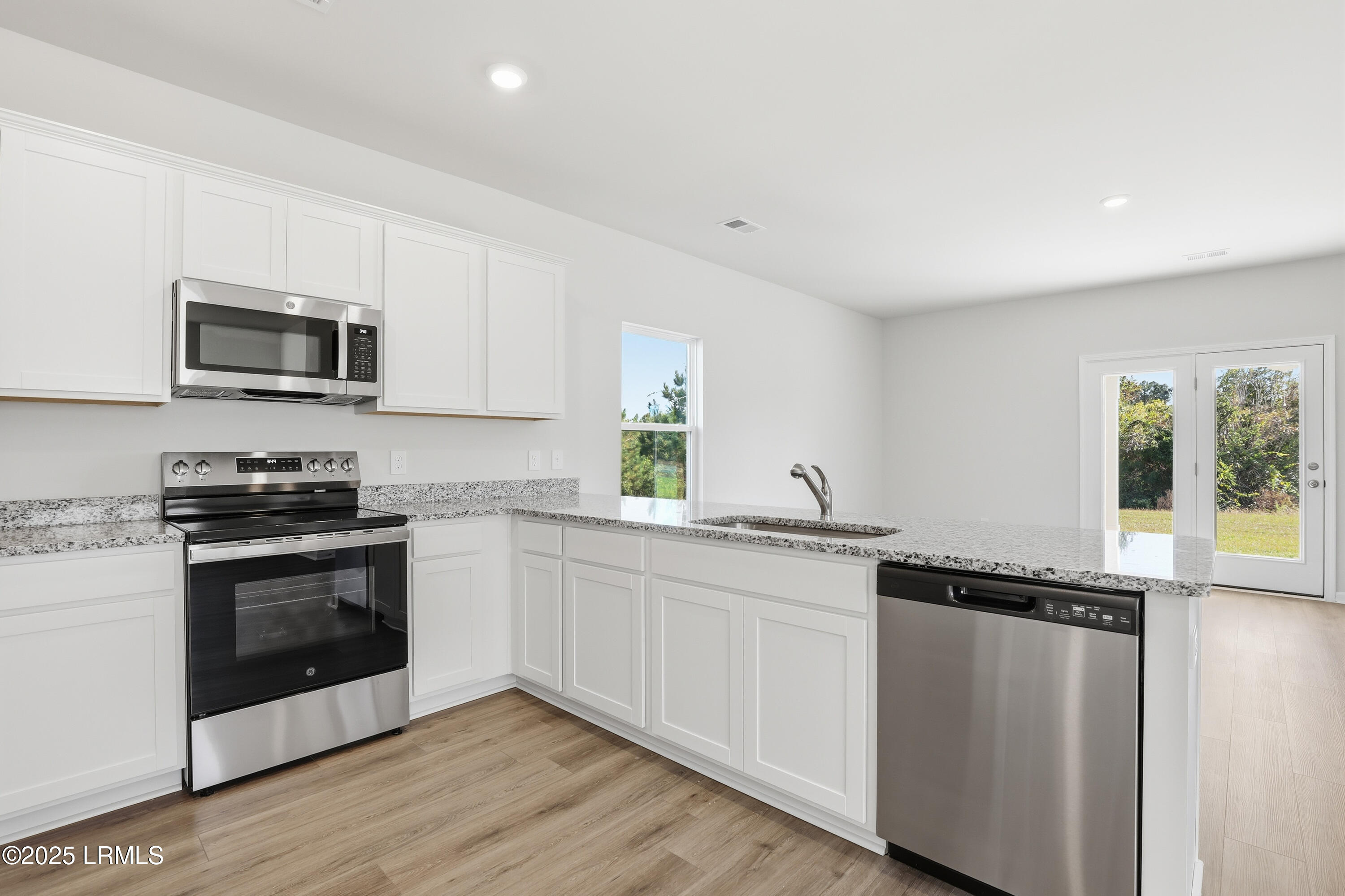 598 Aviation Drive Ridgeland, SC 29936 - Photo 7 of 28 Kitchen