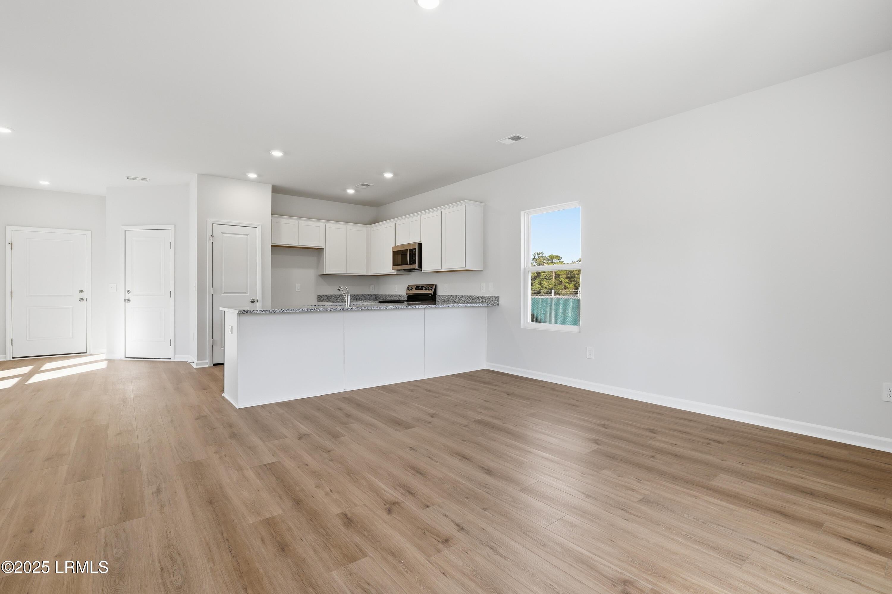 598 Aviation Drive Ridgeland, SC 29936 - Photo 10 of 28 Living Space