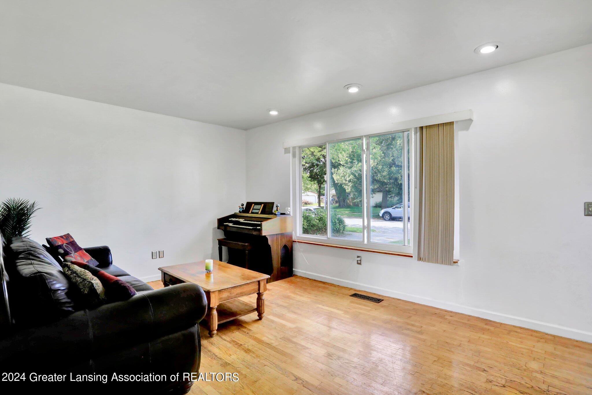 3301 Risdale Avenue Lansing, MI 48911 - Photo 5 of 30 25-web-or-mls-Open Ended Media-25