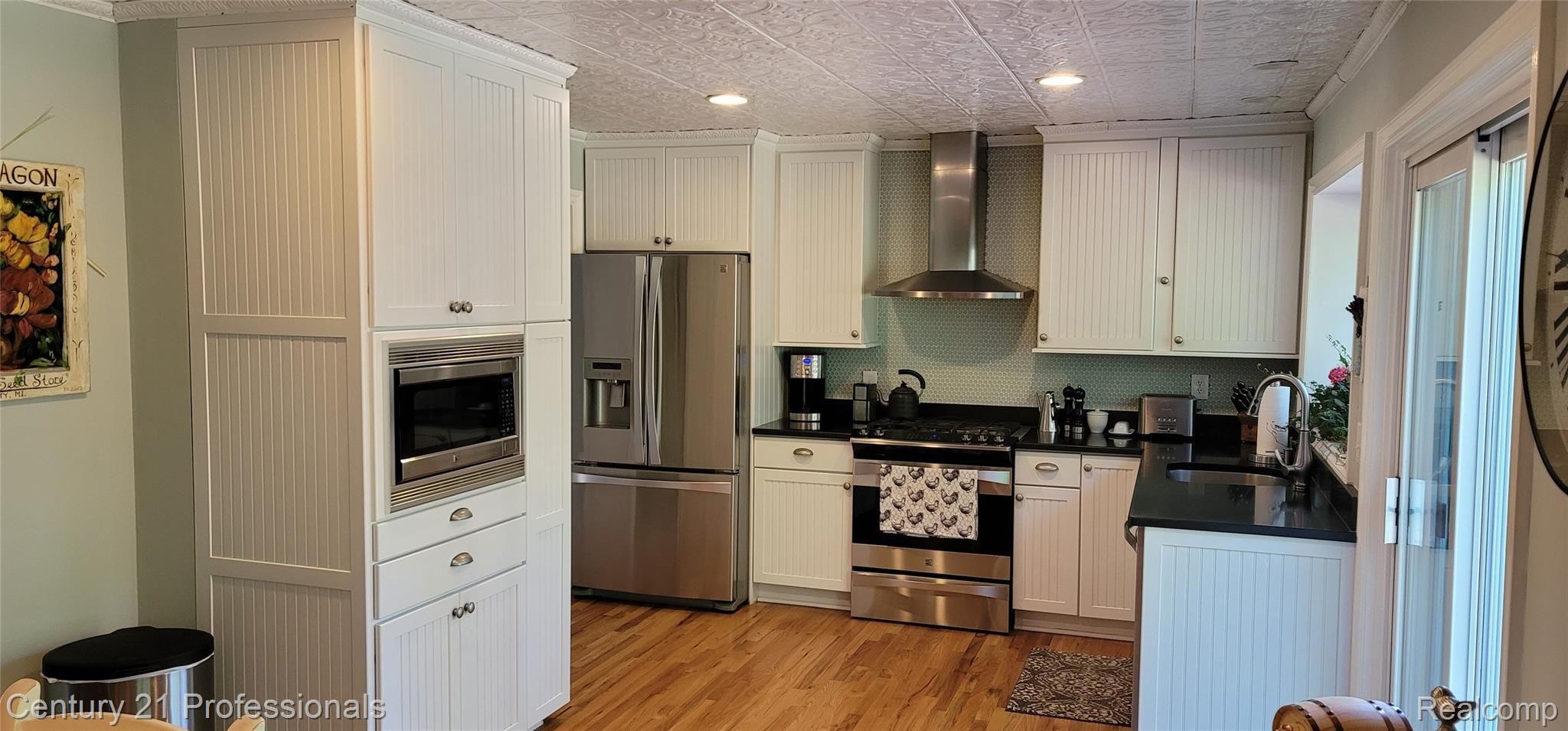 1280 West Fairview Lane Rochester, MI 48306 - Photo 11 of 40 Remodeled Kitchen including all Stainless Steel Appliances