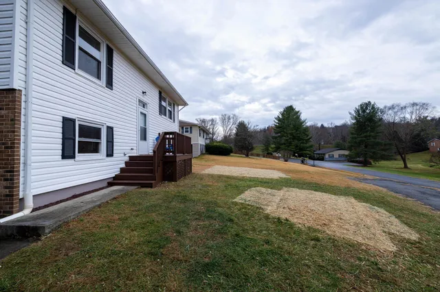 a view of back yard of the house