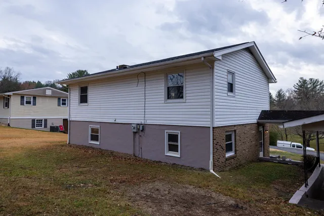 a view of a house with a backyard