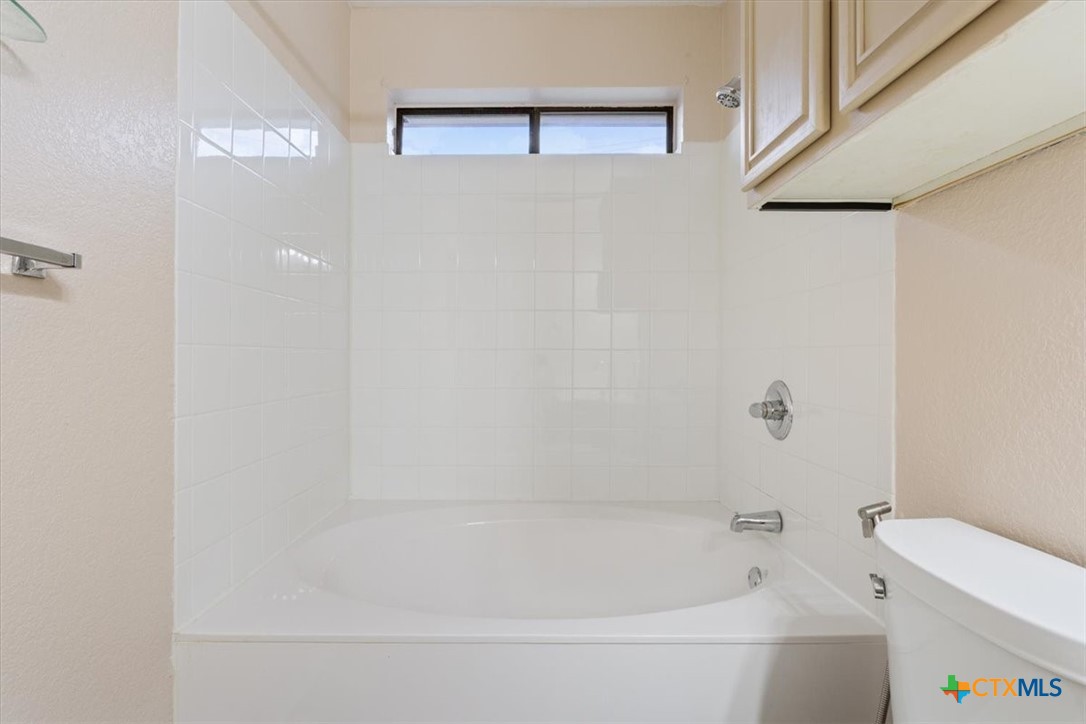 204 Rodeo Circle Copperas Cove, TX 76522 - Photo 20 of 28 a bathroom with a bathtub