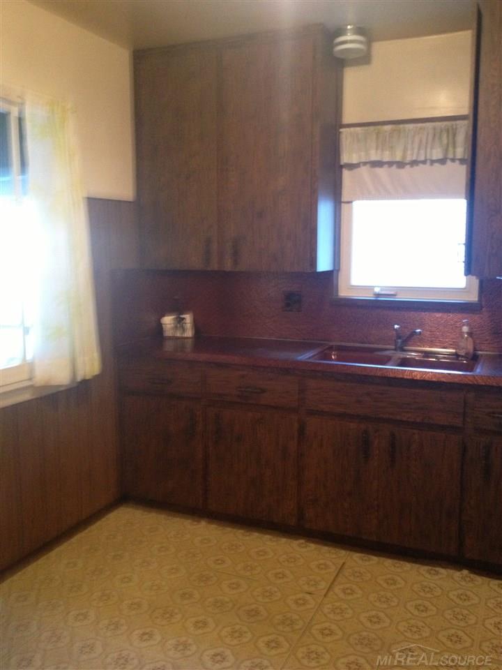 1967 Roslyn Road Grosse Pointe Woods, MI 48236 - Photo 3 of 8