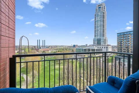 $1,100,000 | 215 10th Avenue South, Unit 708, Minneapolis, MN 55415
