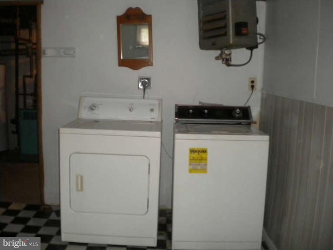 5527 Ashbourne Road Halethorpe, MD 21227 - Photo 18 of 30 a utility room with dryer and washer