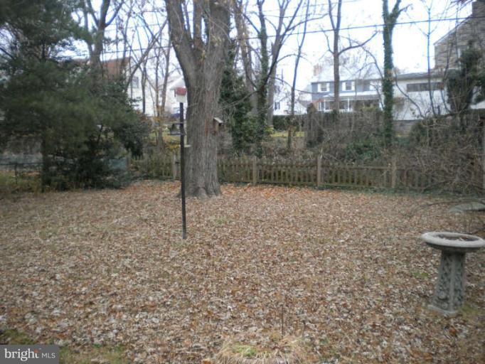 5527 Ashbourne Road Halethorpe, MD 21227 - Photo 20 of 30 a backyard of a house with lots of green space