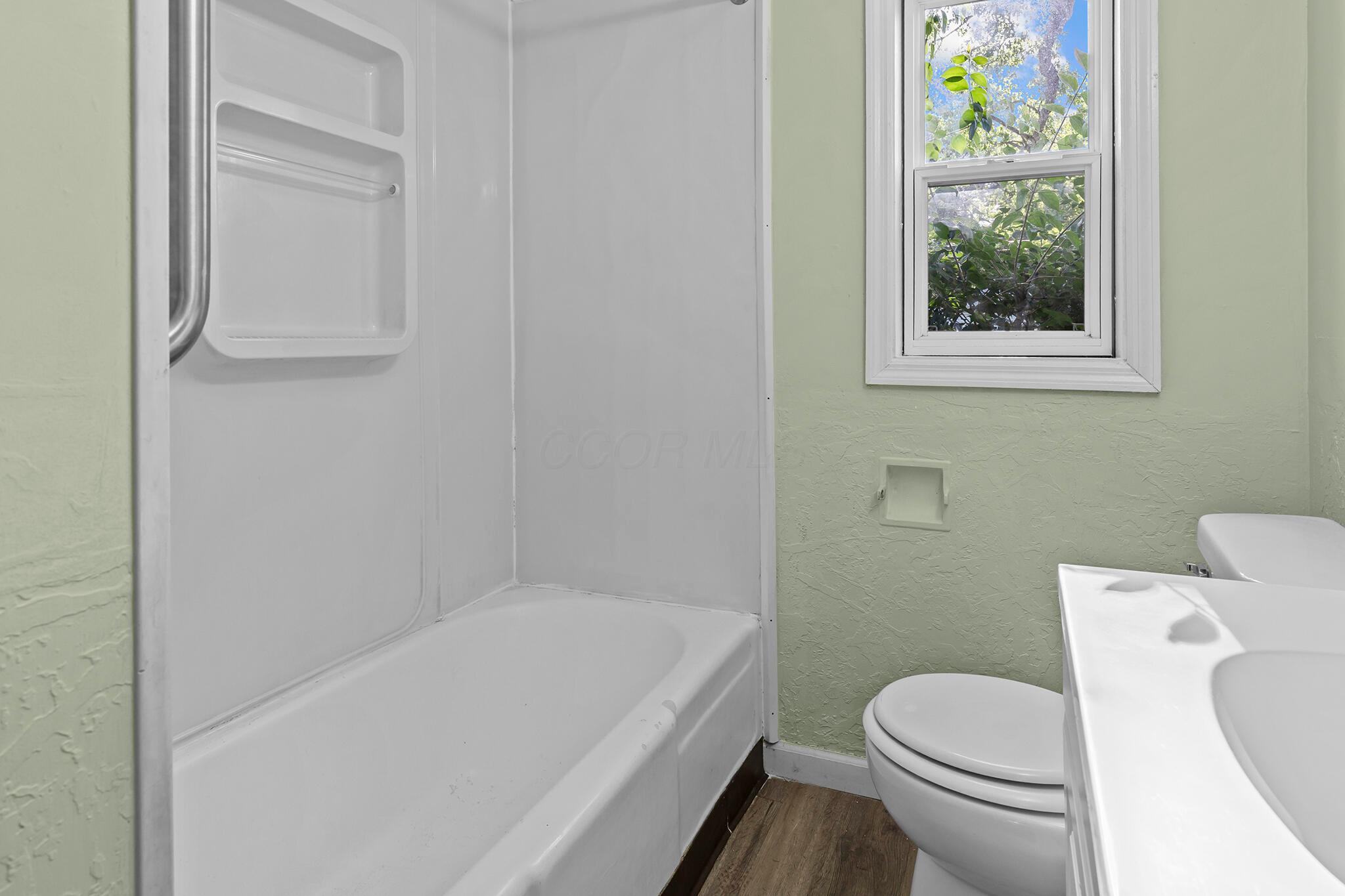 190 Lowell Road Columbus, OH 43209 - Photo 11 of 19 MLSBathroom1