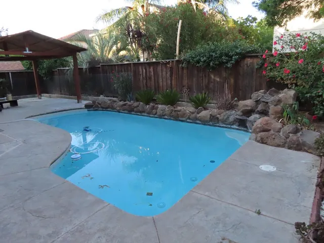 a view of a backyard