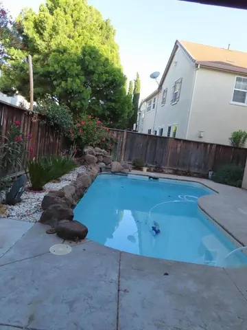 a view of a backyard