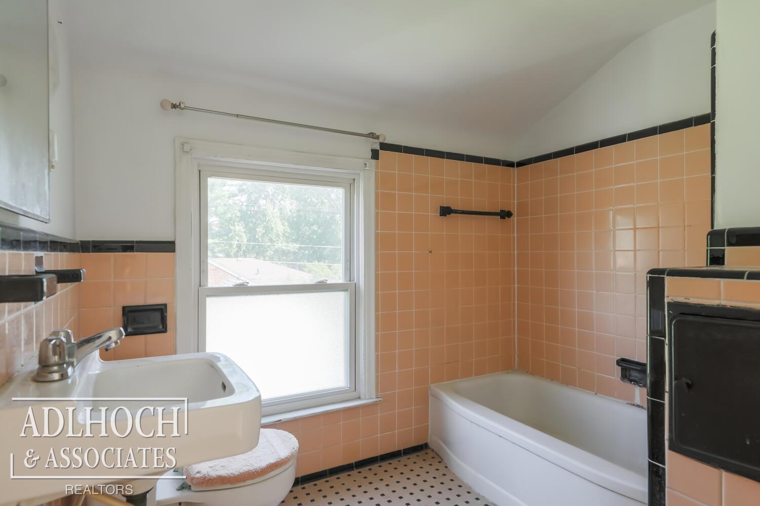 1048 Vernier Road Grosse Pointe Woods, MI 48236 - Photo 12 of 16