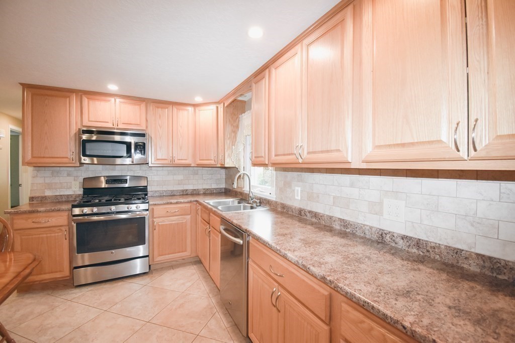 67 Athol Street Springfield, MA 01107 - Photo 7 of 40 Gallery Image 7