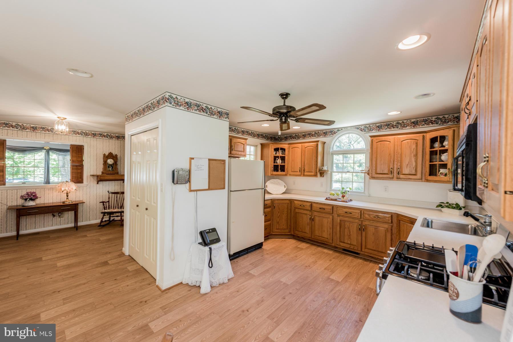 4842 Rollingtop Road Ellicott City, MD 21043 - Photo 14 of 28 Kitchen