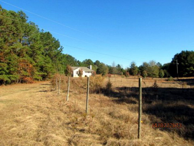 437 Comer Road Gray, GA 31032 - Photo 4 of 20 a view of a yard