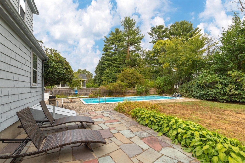 17 Crest Road Lynnfield, MA 01940 - Photo 4 of 31 Gallery Image 4