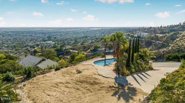 a view of a yard with a tree