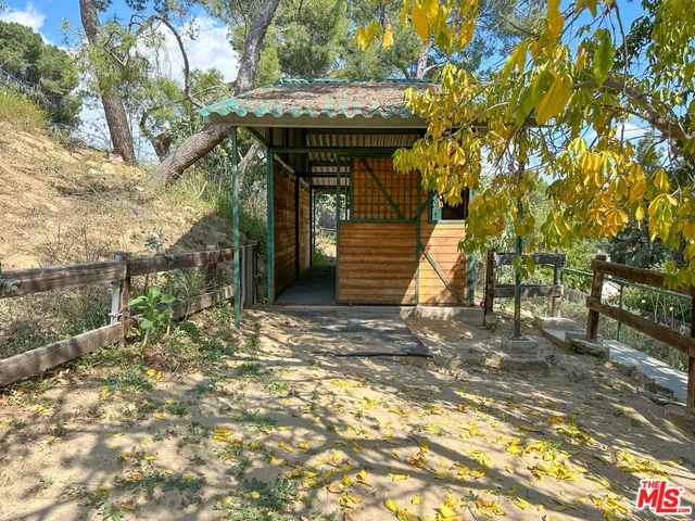 a view of a entrance gate of the house