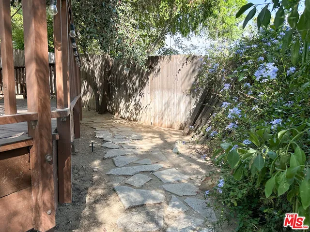 a view of backyard of the house