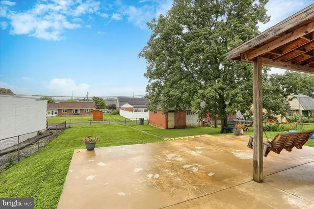 a view of a backyard