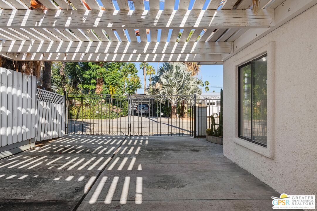 111 Canyon Rock Road Palm Springs, CA 92264 - Photo 23 of 34