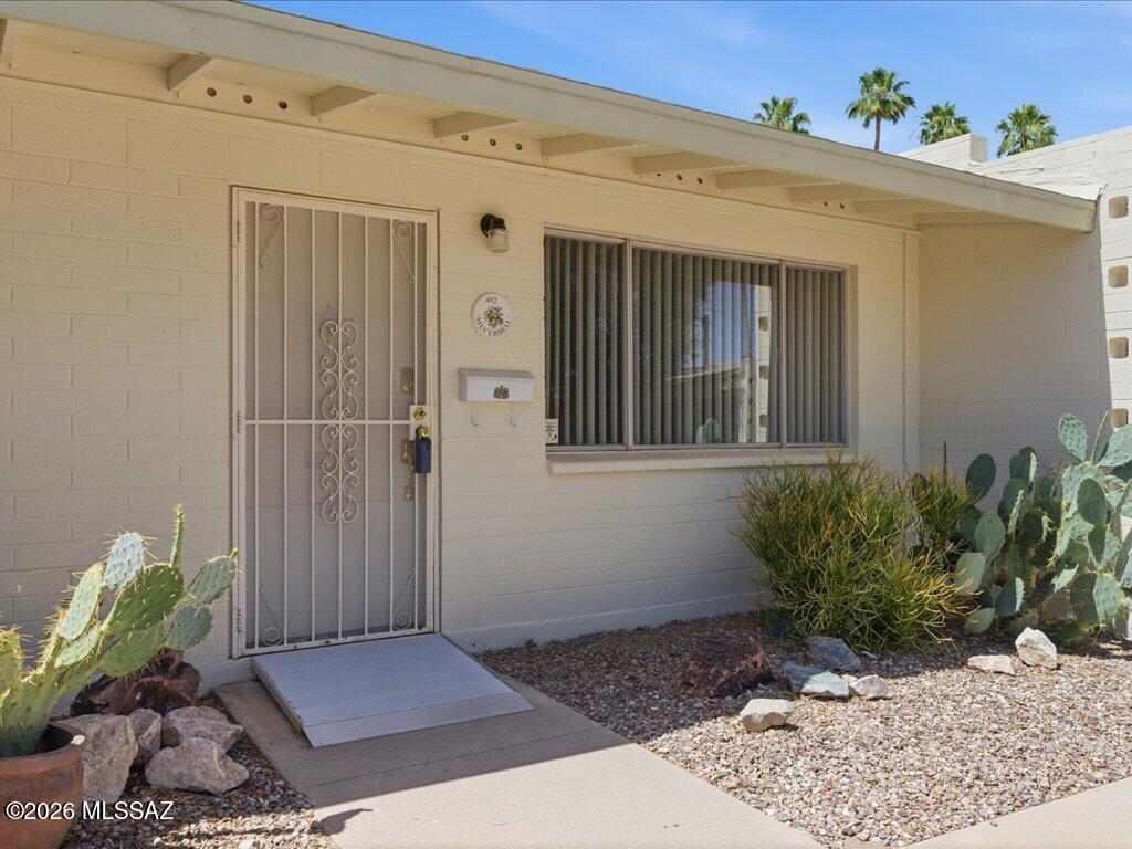 492 North Silverbell Road Tucson, AZ 85745 - Photo 2 of 33
