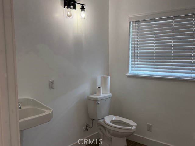 504 S Harbor Fullerton, CA 92832 - Photo 12 of 18 a bathroom with a toilet a sink and a bathtub