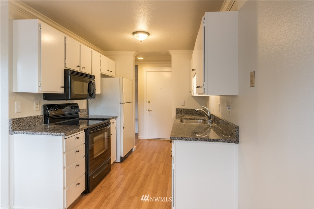 7901 196th Street Southwest, Unit 5 Edmonds, WA 98026 - Photo 4 of 18 Gallery Image 4