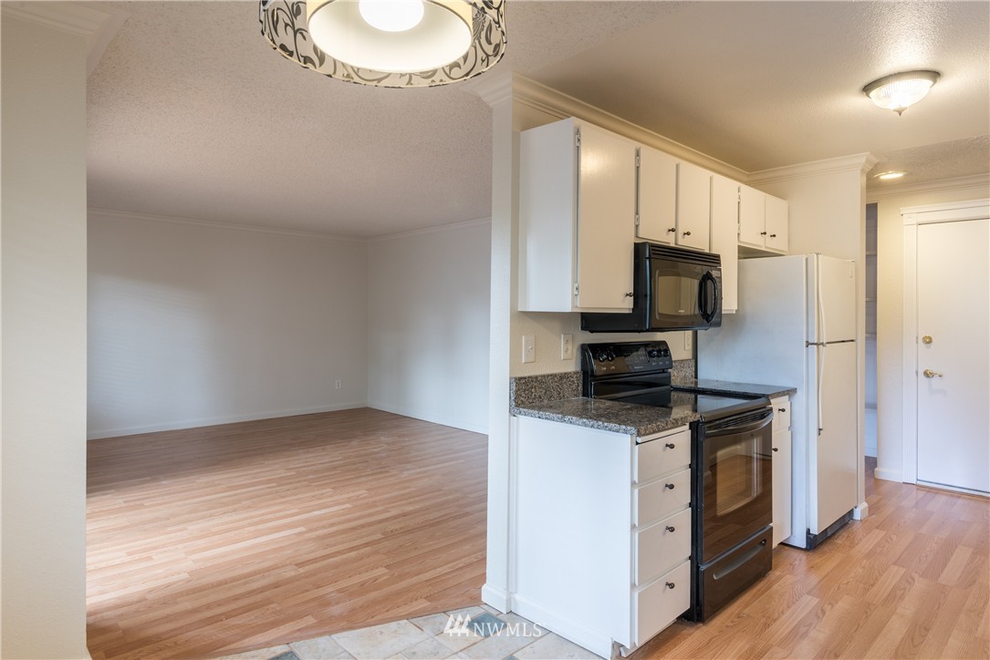 7901 196th Street Southwest, Unit 5 Edmonds, WA 98026 - Photo 5 of 18 Gallery Image 5