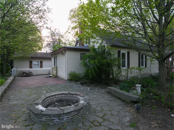 a view of a house with backyard