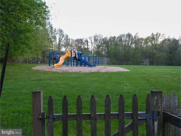 a view of an house with backyard and entertaining space