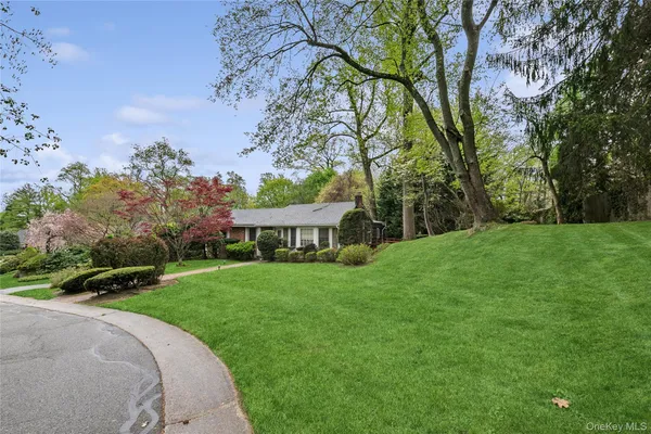 $1,495,000 | 9 Oakwood Circle, Roslyn, NY 11576