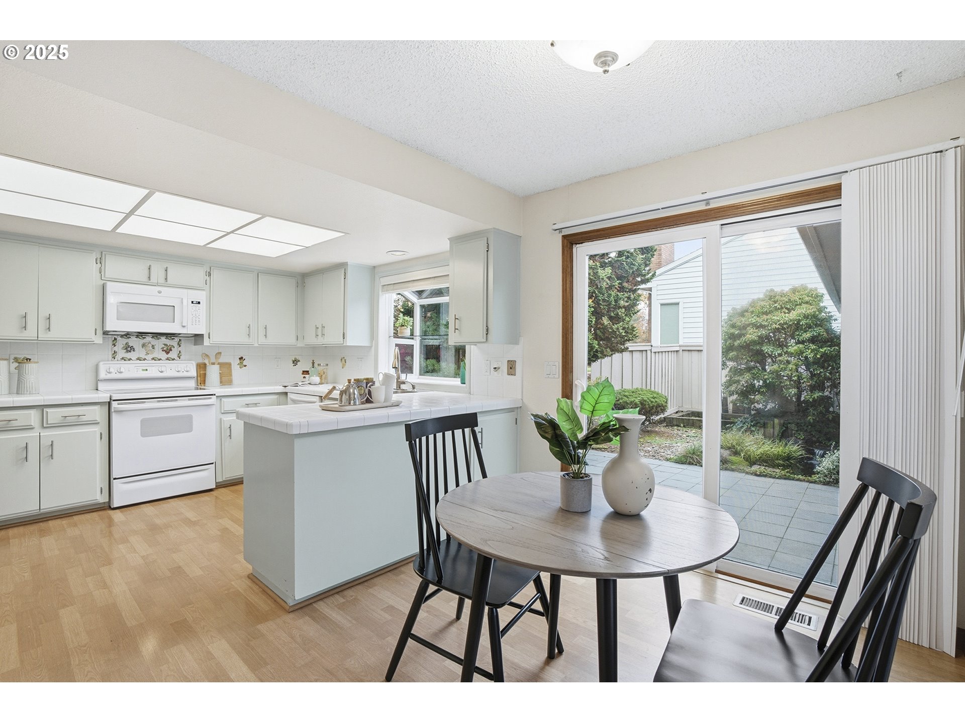 7430 Southwest Greens View Court Wilsonville, OR 97070 - Photo 21 of 48 a kitchen with a table and chairs