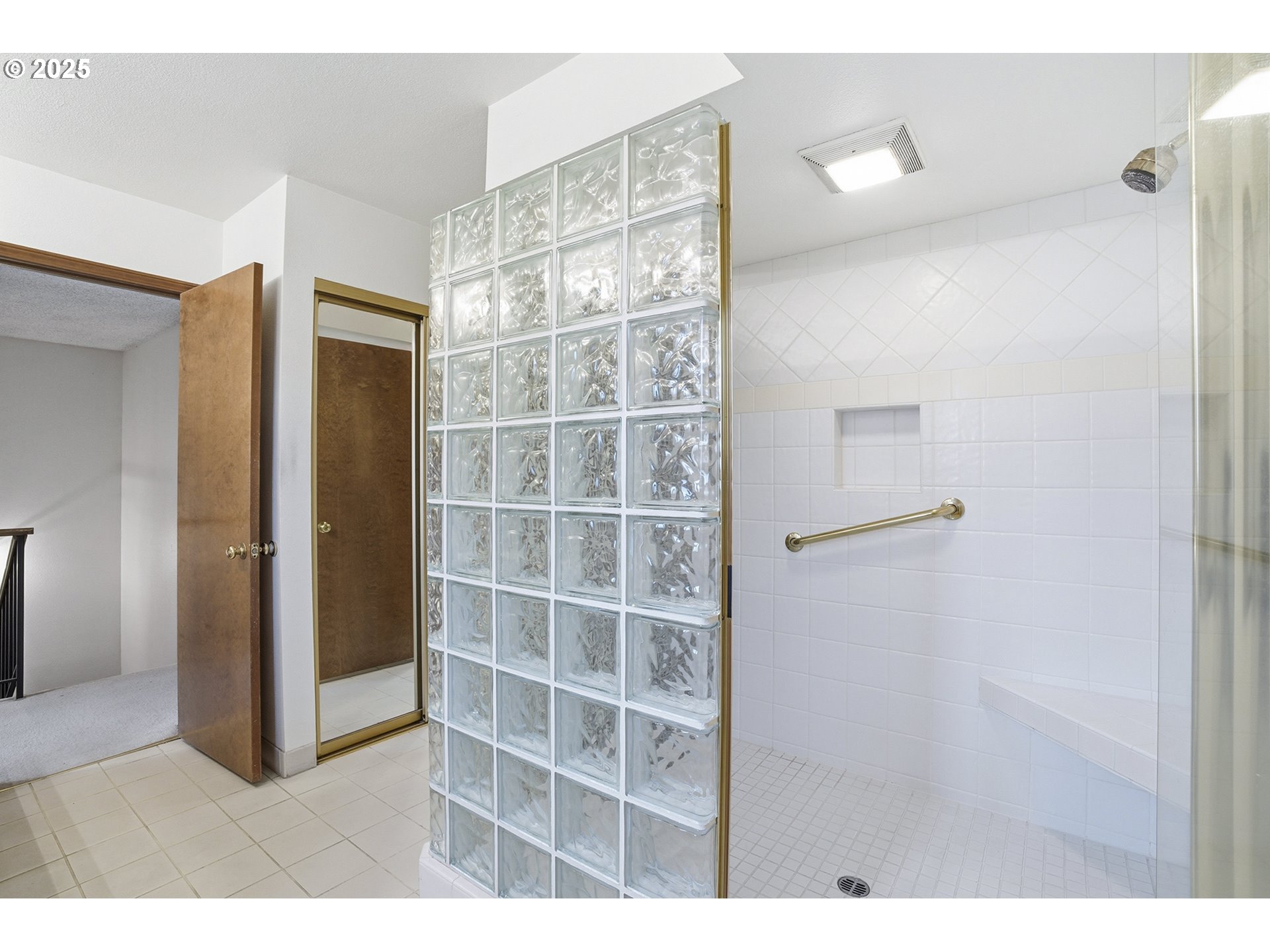 7430 Southwest Greens View Court Wilsonville, OR 97070 - Photo 35 of 48 a view of cabinet and window