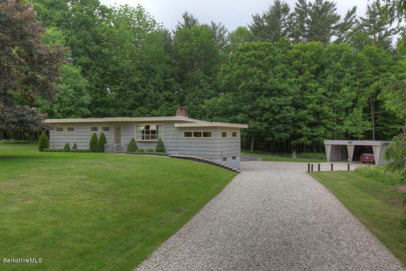 a view of a house with backyard and garden
