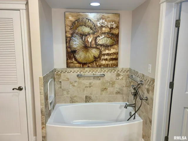 $299,900 | 8 Dogwood Place, Harrisburg, IL 62946