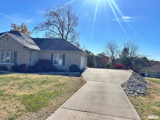 $299,900 | 8 Dogwood Place, Harrisburg, IL 62946