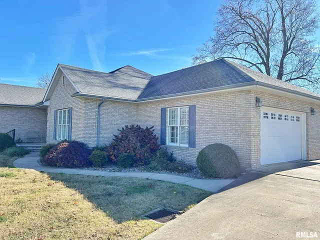 $299,900 | 8 Dogwood Place, Harrisburg, IL 62946