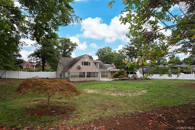 a view of a backyard