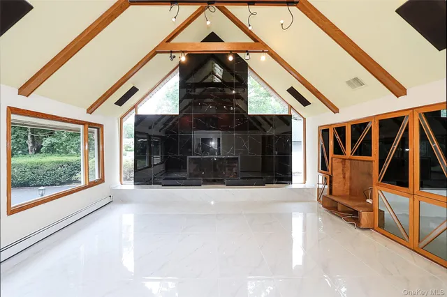 a view of a entrance gate of the house