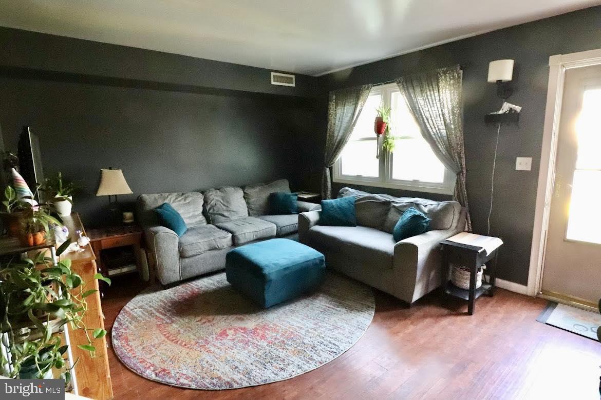 515 Mountain View Road Middletown, PA 17057 - Photo 3 of 23 Livingroom