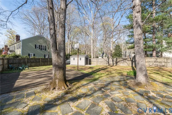 a view of yard with tree