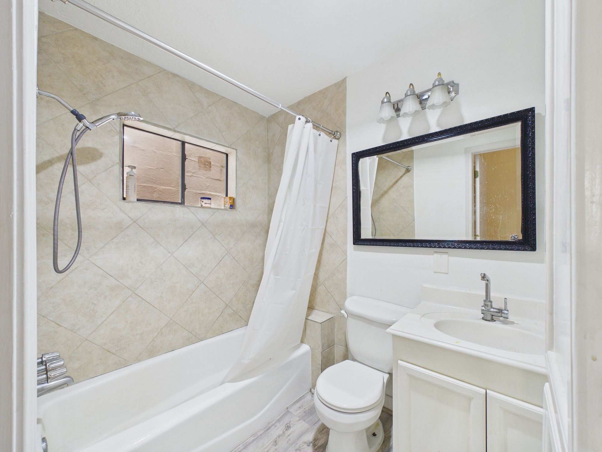 5110 Academy Street, Unit 4 Houston, TX 77005 - Photo 10 of 22 Full Bath with Tub/Shower Combo