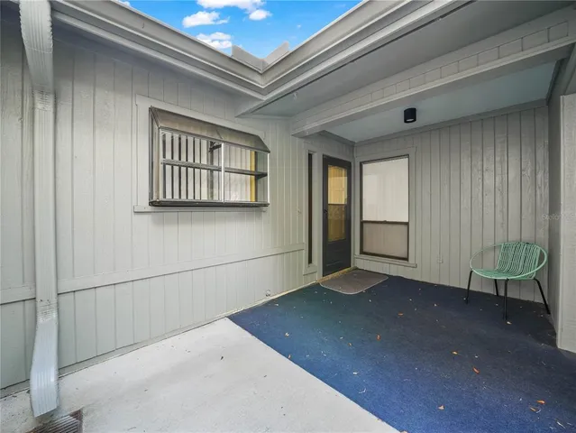 a view of livingroom with furniture and entryway